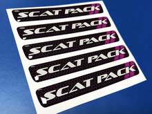 Un volante Scat Pack Emblema viola a cupola Adesivo Decalcomania Challenger Charger Dodge Scatpack
 2
