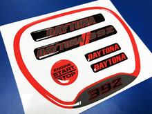 Set di caricabatterie rosso Daytona 392 anello di rivestimento del volante emblema a cupola adesivo decalcomania caricabatterie Dodge
 2