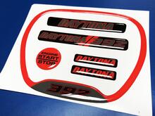 Set di caricabatterie rosso Daytona 392 anello di rivestimento del volante emblema a cupola adesivo decalcomania caricabatterie Dodge
 3