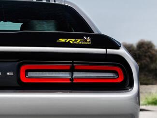 Scat Pack Challenger o Charger SRT Emblema distintivo alimentato decalcomania a cupola Colore giallo schivare Sfondo grigio con ombre nere

