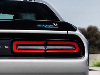Scat Pack Challenger o Charger SRT Emblema distintivo alimentato decalcomania a cupola Dodge colore blu Sfondo grigio con ombre nere
