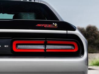 Scat Pack Challenger o Charger SRT Emblema distintivo alimentato decalcomania a cupola Colore Dodge Reed Sfondo grigio con ombre nere
