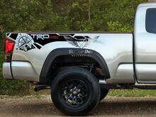Coppia di TRD 4x4 fuoristrada Compass Mountains Edition lato letto Decalcomanie in vinile kit di adesivi grafici per Toyota Tacoma tutti gli anni
 2