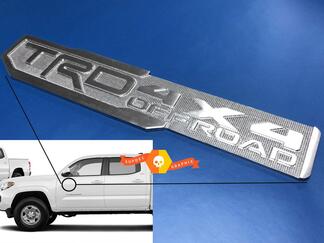 Un TRD 4x4 Off Road Sport Pro Bro Badge in alluminio sul comodino Emblema in alluminio
