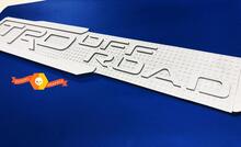 Un TRD 4x4 Off Road Sport Pro Bro Badge in alluminio sul comodino Emblema in alluminio
 3