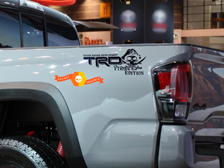 Coppia di adesivi per decalcomanie per camion TRD Pirate Edition Toyota Racing Development lato letto Tacoma Tundra FJ Cruiser
