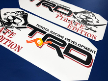 Coppia di adesivi per decalcomanie per camion TRD Pirate Edition Toyota Racing Development lato letto Tacoma Tundra FJ Cruiser
 2