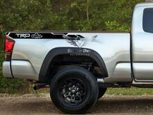 Coppia di adesivi in ​​vinile laterali personalizzati TRD Casper Decal adatti a Tacoma 13-20
 2