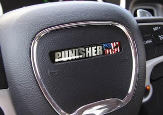 Una decalcomania a cupola con emblema Challenger Challenger Punisher al volante
