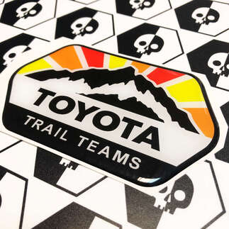 2 decalcomanie Toyota Trail Teams Mountains Vintage Sun Colors Badge Emblem Decalcomania a cupola
