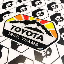 2 adesivi decalcomanie Toyota Trail Teams Montagne Vintage Sun Colors Badge Emblem Decalcomania a cupola
 3