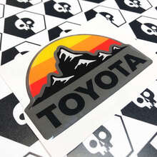 2 adesivi decalcomanie Toyota Mountains the Hills stile vintage sole colori distintivo emblema decalcomania a cupola
 2