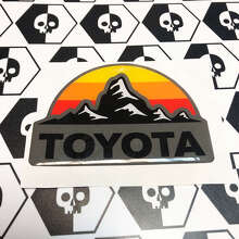 Coppia di Adesivi con Distintivo Bombato Vintage Tramonto Montagna per Toyota_3