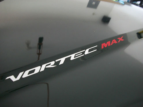 2 set VORTEC MAX decalcomanie adesive per cofano emblema Chevy Silverado GMC Sierra Denali